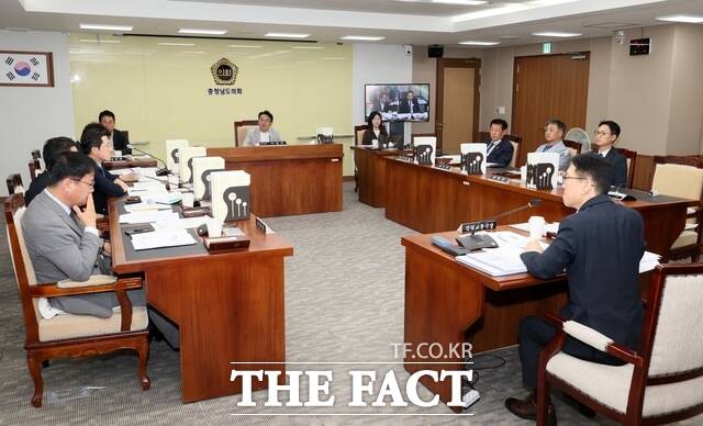 충남도의회 건설소방위원회가 20일 제370회 임시회 제3차 회의를 열고 충남도 건설교통국과 건설본부의 2026년도 주요 업무 추진 상황을 보고받고 있다. /충남도의회