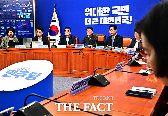 한병도 더불어민주당 대표 직무대행 겸 원내대표(왼쪽 두번째)가 20일 오전 서울 여의도 국회에서 열린 최고위원회의에 참석해 모두발언을 하고 있다. /국회=배정한 기자