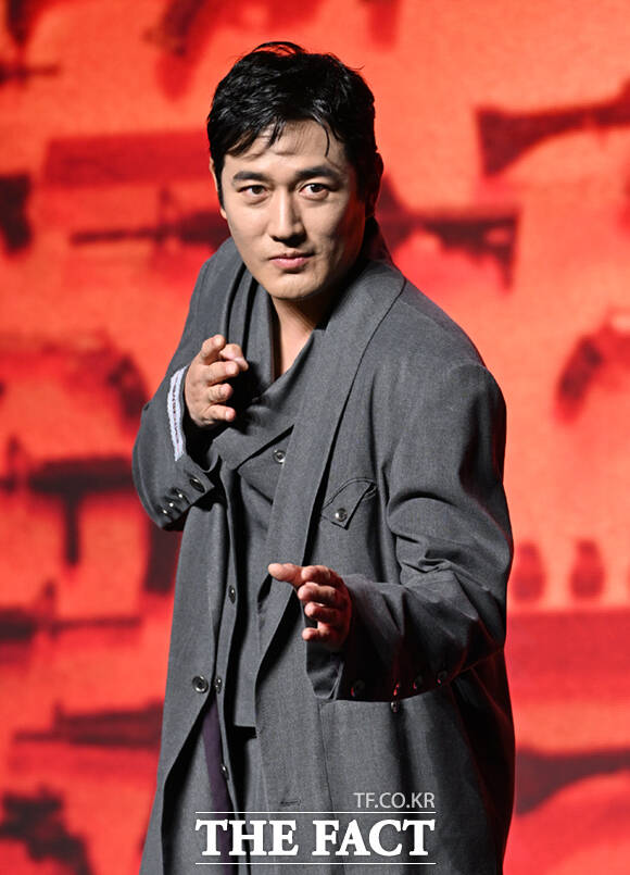 이권 감독과 배우 오카다 마사키, 현리, 김민, 정윤하, 금해나, 조한선, 김혜준, 이동욱(왼쪽부터)이 20일 서울 영등포구 여의도 콘래드 서울 호텔에서 열린 디즈니+ 오리지널 시리즈 '킬러들의 쇼핑몰 시즌2' 제작발표회에 참석해 포즈를 취하고 있다. /이새롬 기자
