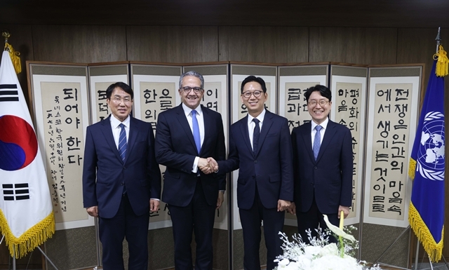 홍현익 유네스코 한국위원회 사무총장(왼쪽부터), 칼레드 엘에나니 유네스코 사무총장, 배경훈 부총리 겸 과학기술정보통신부 장관, 임우형 LG AI연구원 공동 연구원장이 20일 서울 명동 유네스코 한국위원회에서 열린 'AI 윤리 MOOC 프로젝트' 글로벌 론칭 행사에서 기념 촬영을 하고 있다. /LG