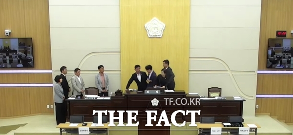 20일 열린 제293회 대전시 동구의회 제10차 본회의에서 의장석에서 여야 의원들이 충돌하고 있다. /대전시 동구의회 유튜브 라이브 갈무리