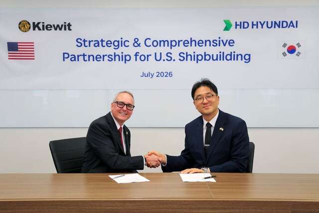 HD현대가 미국 종합 EPC 기업 키윗(Kiewit)과 '조선 사업 협력을 위한 전략적 파트너십'을 체결한 모습. 사진은 최한내 HD한국조선해양(오른쪽) 기획부문장과 채드 존슨(Chad Johnson) 키윗 CEO.