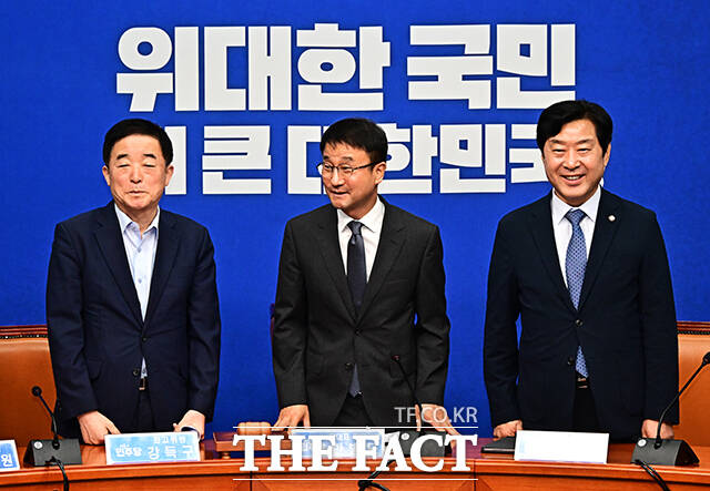 한병도 더불어민주당 대표 직무대행 겸 원내대표(왼쪽 두번째)가 20일 오전 서울 여의도 국회에서 열린 최고위원회의에 참석해 모두발언을 하고 있다. /국회=배정한 기자