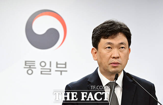 윤민호 통일부 대변인이 20일 오전 서울 종로구 정부서울청사에서 현안 관련 정례브리핑을 하고 있다. /임영무 기자
