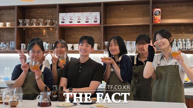 대전신일여고 기업가정신 기반 모의 창업동아리 '커핑노트' 학생들이 국가대표 바리스타 김민서 대표와 함께하는 브루잉 바 창업교육을 진행하며 기념촬영을 하고 있다. /대전시교육청