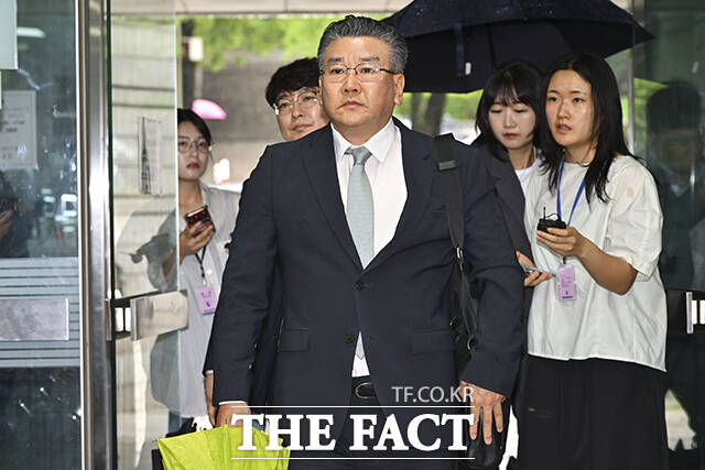 직권남용권리행사방해 혐의를 받고 있는 유병호 감사원 감사위원이 20일 오전 서울 서초구 서울중앙지방법원에서 열린 구속 전 피의자 심문(영장실질심사)에 출석하고 있다. /남윤호 기자