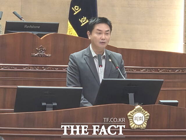 김철환 충남 천안시의회 의원이 제290회 임시회 본회의에서 HPV 예방접종 지원 확대 필요성을 강조하며 5분 자유발언을 하고 있다. /정효기 기자