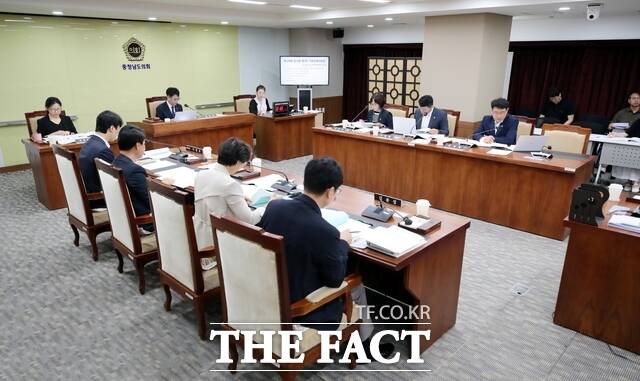 충남도의회 기획경제위원회가 20일 제370회 임시회 제3차 회의를 열고 산업경제실과 충남테크노파크의 2026년도 주요 업무 추진 상황을 보고받고 있다. /충남도의회
