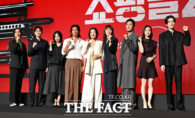 이권 감독과 배우 오카다 마사키, 현리, 김민, 정윤하, 금해나, 조한선, 김혜준, 이동욱(왼쪽부터)이 20일 서울 영등포구 여의도 콘래드 서울 호텔에서 열린 디즈니+ 오리지널 시리즈 '킬러들의 쇼핑몰 시즌2' 제작발표회에 참석해 포즈를 취하고 있다. /이새롬 기자