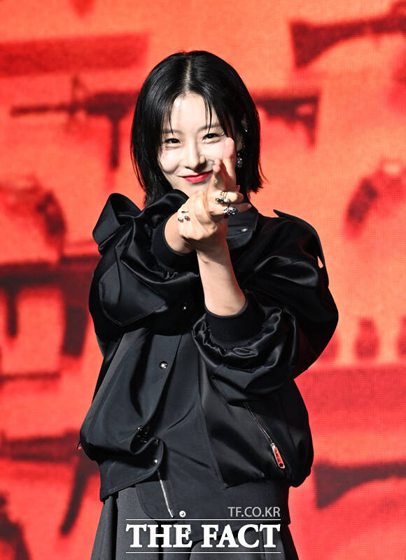 이권 감독과 배우 오카다 마사키, 현리, 김민, 정윤하, 금해나, 조한선, 김혜준, 이동욱(왼쪽부터)이 20일 서울 영등포구 여의도 콘래드 서울 호텔에서 열린 디즈니+ 오리지널 시리즈 '킬러들의 쇼핑몰 시즌2' 제작발표회에 참석해 포즈를 취하고 있다. /이새롬 기자