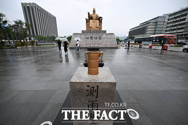 관광객들이 청계천을 바라보고 있다.