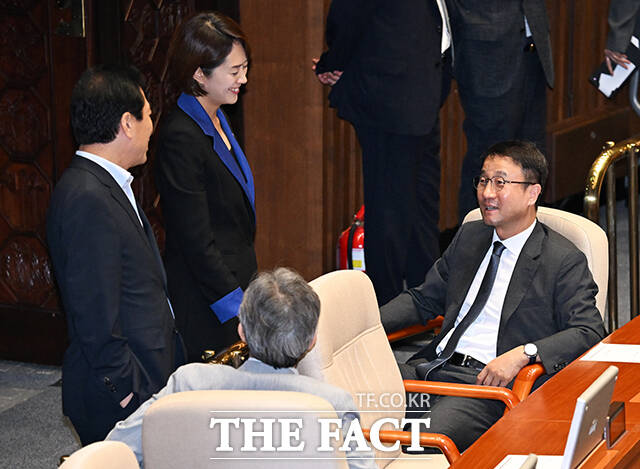 본회의 참석한 한병도 더불어민주당 대표 직무대행 겸 원내대표.