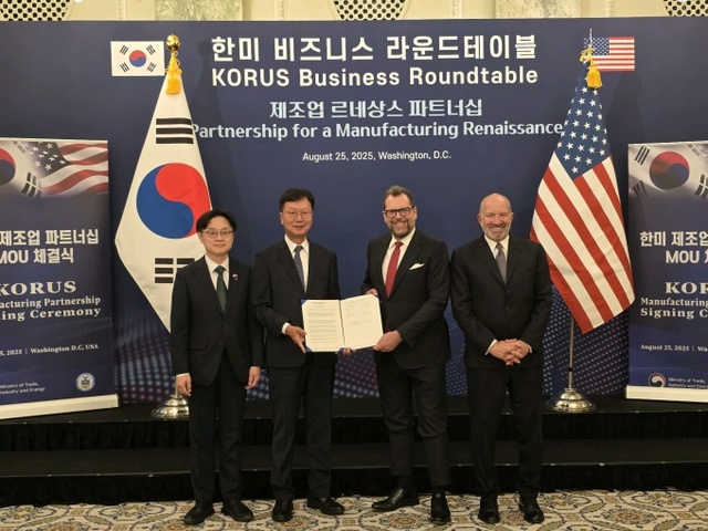 삼성중공업이 지난해 8월 한미정상회담이 열린 미국 워싱턴 DC에서 비거마린그룹과 전략전 파트너십(MOU)를 체결할 당시 모습. (왼쪽부터) 김정관 산업통상자원부 장관, 최성안 삼성중공업 대표이사, 프란체스코 발렌테(Francesco Valente) 비거마린그룹 대표이사, 하워드 러트닉(Howard Lutnick) 미국 상무부 장관. /삼성중공업