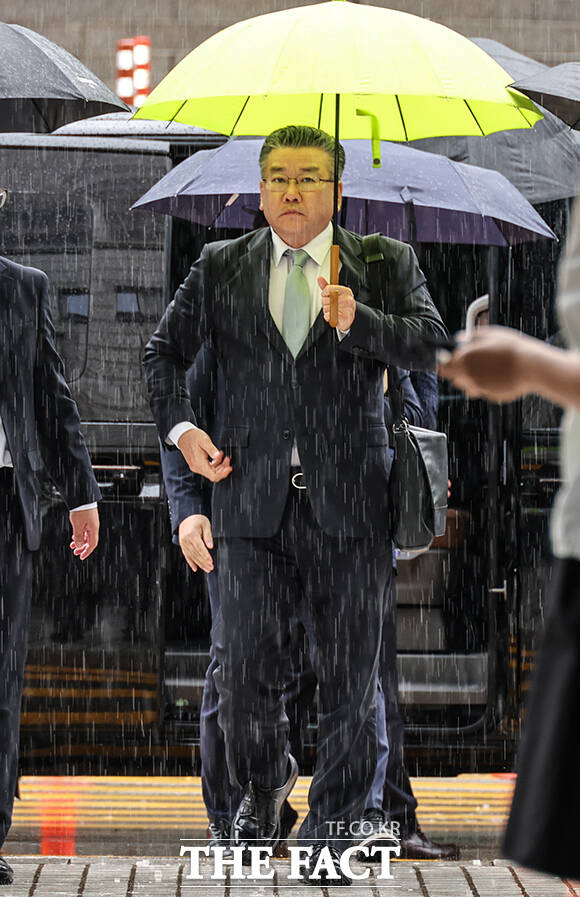 직권남용권리행사방해 혐의를 받고 있는 유병호 감사원 감사위원이 20일 오전 서울 서초구 서울중앙지방법원에서 열린 구속 전 피의자 심문(영장실질심사)에 출석하고 있다. /남윤호 기자