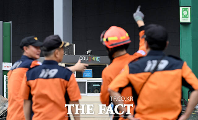 19일 오후 인천 서해구 쿠팡32물류센터에서 화재가 30시간 이상 계속되며 소방당국이 화재 진압에 난항을 겪고 있다. /인천=박상민 기자