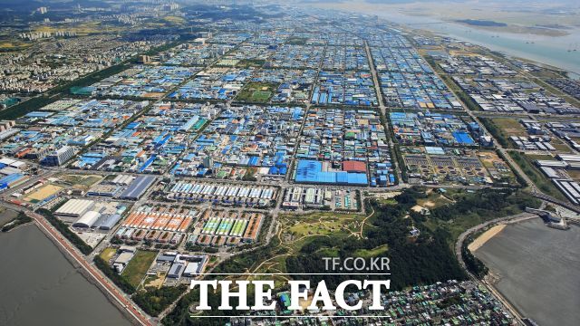 반월시화 소재부품 미니 얼라이언스는 반월 시화 산단 내 AI전환 확산을 위해 10개 인공지능 전환(AX) 실증 산업단지별로 구성된 협의체다. 사진은 시화국가산업단지 모습. /시흥시
