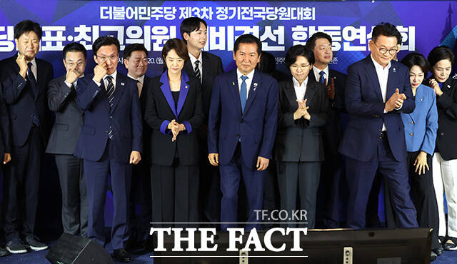 더불어민주당 예비경선 합동연설회 참석한 김민석 전 총리와 고민정 의원, 정청래 전 대표, 김보미 전 강진군 의원, 송영길 의원(왼쪽부터). /국회사진기자단