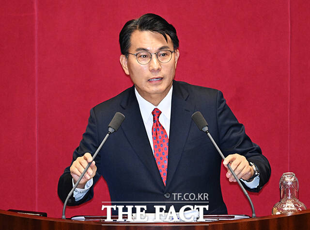 윤상현 국민의힘 의원이 20일 오후 서울 여의도 국회에서 열린 제437회 국회(임시회) 제1차 본회의에 참석해 '윤석열·김건희에 의한 내란·외환 및 국정농단 행위의 진상규명을 위한 특별검사 임명 등에 관한 법률 일부개정법률안(대안)'에 대해 무제한토론(필리버스터)을 하고 있다. /국회=배정한 기자