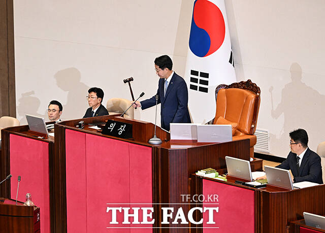 안건 상정하는 조정식 국회의장.