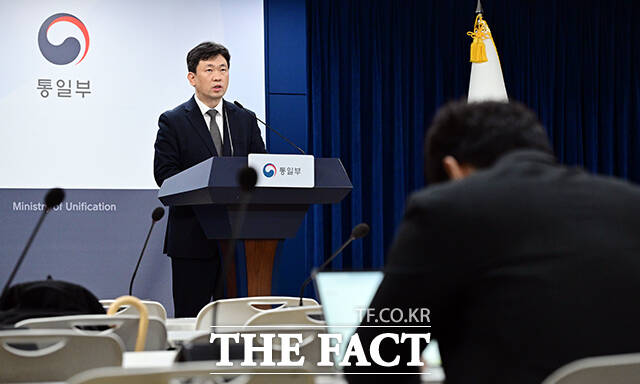 윤민호 통일부 대변인이 20일 오전 서울 종로구 정부서울청사에서 현안 관련 정례브리핑을 하고 있다. /임영무 기자