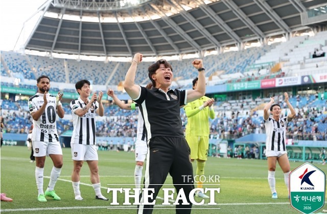 FC서울을 이끄는 김기동 감독은 22일 '친정팀' 포항을 홈으로 불러들여 2연승과 함께 선두 굳히지를 노리고 있다./K리그