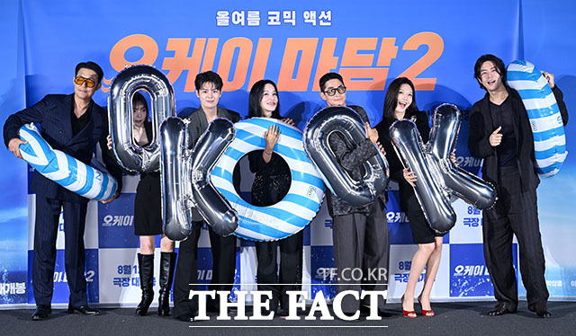 '오케이 마담2'는 코로나19에도 누적 관객 수 122만 명을 기록한 '오케이 마담'(2020)의 후속작으로, 배우 박성웅과 박진주, 려운, 엄정화, 배정남, 최수영, 이상윤(왼쪽부터)이 출연한다. 사진은 지난 13일 오전 서울 용산구 CGV 용산아이파크몰에서 열린 영화 ‘오케이 마담2’ 제작보고회에 참석해 포즈를 취하고 있는 모습. /서예원 기자