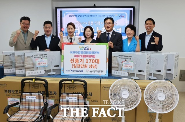 경륜경정총괄본부는 지난 15일, 광명종합사회복지관에서 기부금 전달식을 가졌다.(왼쪽부터 이세열 광명희망나누기운동본부장, 최민 경기도의회 의원, 임오경 국회의원, 최효정 광명종합사회복지관장, 최우녕 경륜경정총괄본부장 직무대리, 이형덕 광명시의회의장, 심상록 경기도의회 의원)/국민체육진흥공단