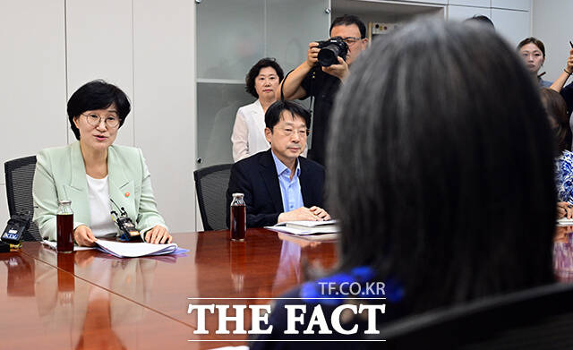 원민경 성평등가족부 장관(오른쪽)이 20일 오후 서울 종로구 정부서울청사에서 비나이퍼 노로지 오픈소사이어티재단 회장과 기념촬영을 하고 있다. /임영무 기자