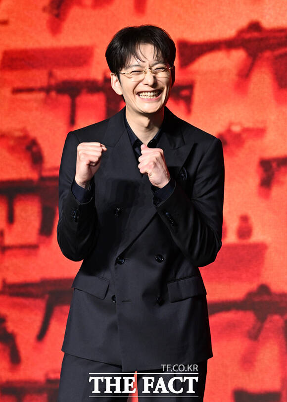 이권 감독과 배우 오카다 마사키, 현리, 김민, 정윤하, 금해나, 조한선, 김혜준, 이동욱(왼쪽부터)이 20일 서울 영등포구 여의도 콘래드 서울 호텔에서 열린 디즈니+ 오리지널 시리즈 '킬러들의 쇼핑몰 시즌2' 제작발표회에 참석해 포즈를 취하고 있다. /이새롬 기자