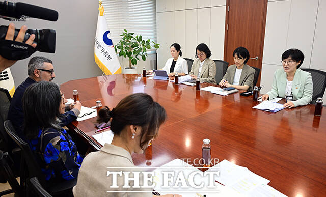 원민경 성평등가족부 장관(오른쪽)이 20일 오후 서울 종로구 정부서울청사에서 비나이퍼 노로지 오픈소사이어티재단 회장과 기념촬영을 하고 있다. /임영무 기자