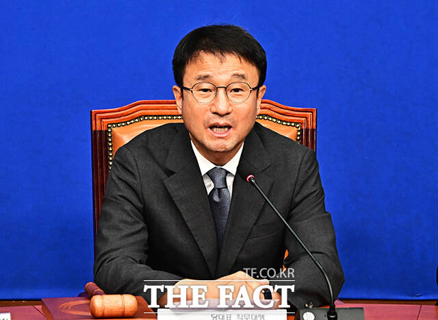 인사말 하는 한병도 더불어민주당 대표 직무대행 겸 원내대표.