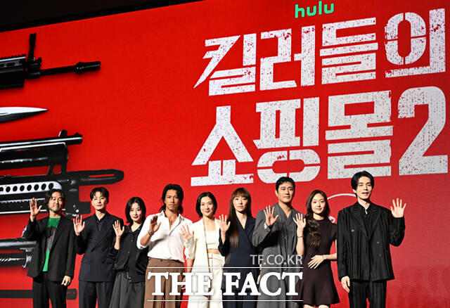 이권 감독과 배우 오카다 마사키, 현리, 김민, 정윤하, 금해나, 조한선, 김혜준, 이동욱(왼쪽부터)이 20일 서울 영등포구 여의도 콘래드 서울 호텔에서 열린 디즈니+ 오리지널 시리즈 '킬러들의 쇼핑몰 시즌2' 제작발표회에 참석해 포즈를 취하고 있다. /이새롬 기자