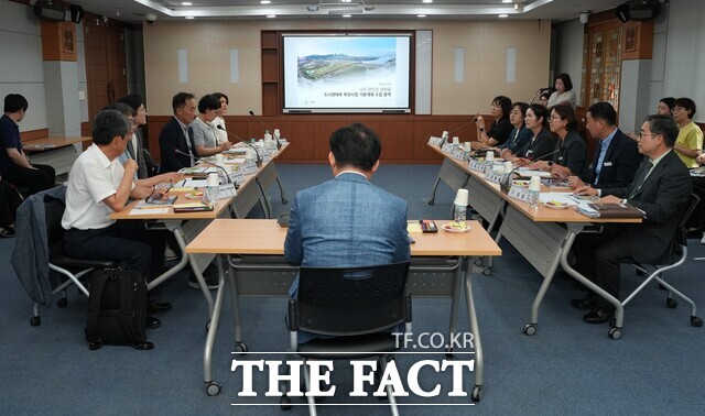 나주시가 영산강 생명울 도시생태축 복원사업 관련 회의를 진행하고 있다. /나주시