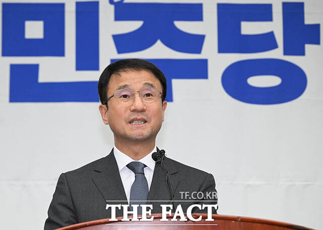 한병도 더불어민주당 대표 직무대행 겸 원내대표를 비롯한 더불어민주당 의원들이 20일 오후 서울 여의도 국회에서 열린 더불어민주당 의원총회에 참석해 피켓을 들고 구호를 외치고 있다. /국회=박헌우 기자
