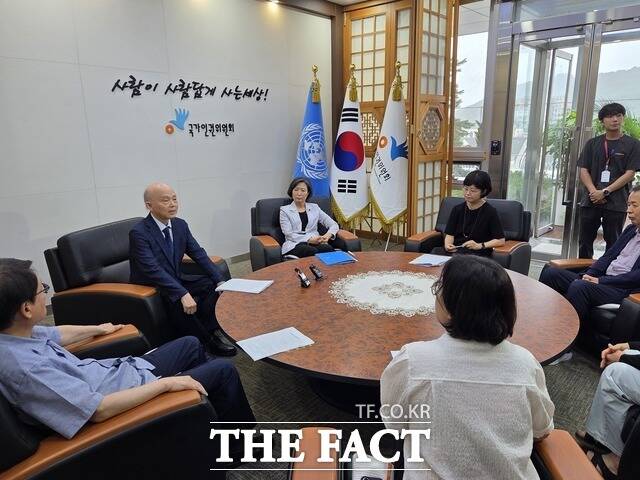 이숙진·오영근 국가인권위원회(인권위) 상임위원과 소라미·조숙현·오완호·김민문정 인권위 비상임위원이 20일 오전 서울 중구 안창호 국가인권위원장 사무실에 방문해 윤석열 전 대통령 방어권 보장 권고 폐기 안건을 조속히 상정하라고 항의했다. /김태연 기자