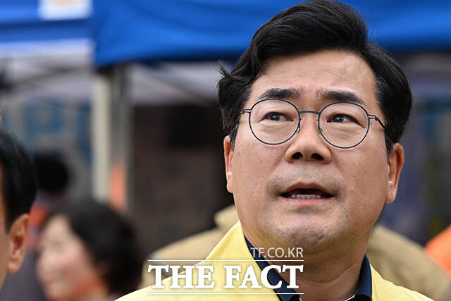 박찬대 인천시장(오른쪽)이 20일 오후 사흘째 화재가 이어지고 있는 인천 서해구 쿠팡32물류센터를 찾아 현장을 둘러보고 있다. /인천=김성렬 기자