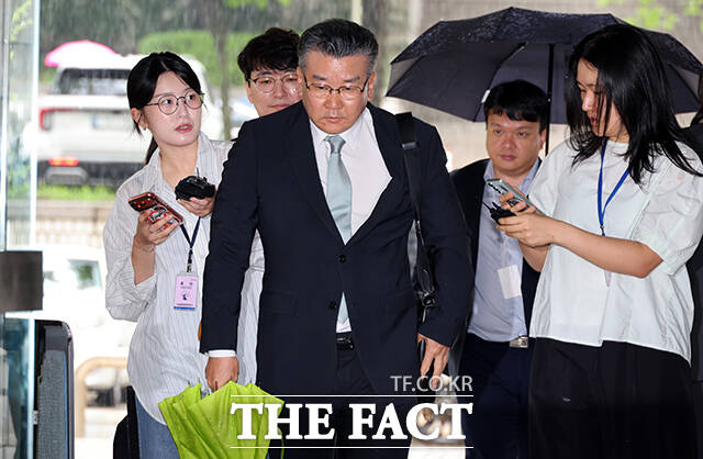 직권남용권리행사방해 혐의를 받고 있는 유병호 감사원 감사위원이 20일 오전 서울 서초구 서울중앙지방법원에서 열린 구속 전 피의자 심문(영장실질심사)에 출석하고 있다. /남윤호 기자