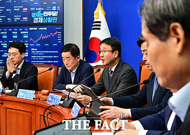한병도 더불어민주당 대표 직무대행 겸 원내대표(왼쪽 두번째)가 20일 오전 서울 여의도 국회에서 열린 최고위원회의에 참석해 모두발언을 하고 있다. /국회=배정한 기자