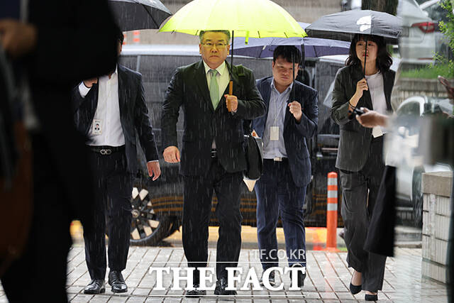 직권남용권리행사방해 혐의를 받고 있는 유병호 감사원 감사위원이 20일 오전 서울 서초구 서울중앙지방법원에서 열린 구속 전 피의자 심문(영장실질심사)에 출석하고 있다. /남윤호 기자