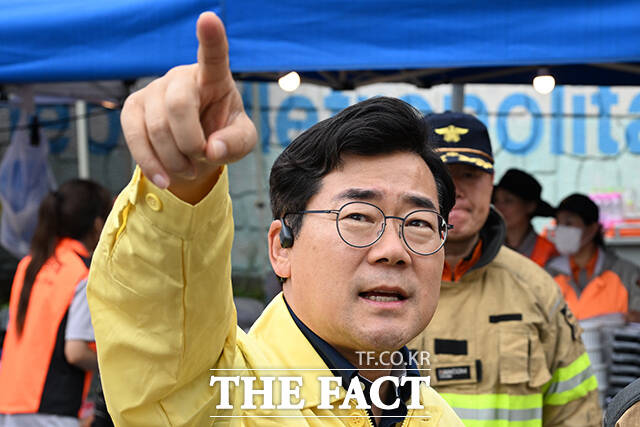박찬대 인천시장(오른쪽)이 20일 오후 사흘째 화재가 이어지고 있는 인천 서해구 쿠팡32물류센터를 찾아 현장을 둘러보고 있다. /인천=김성렬 기자
