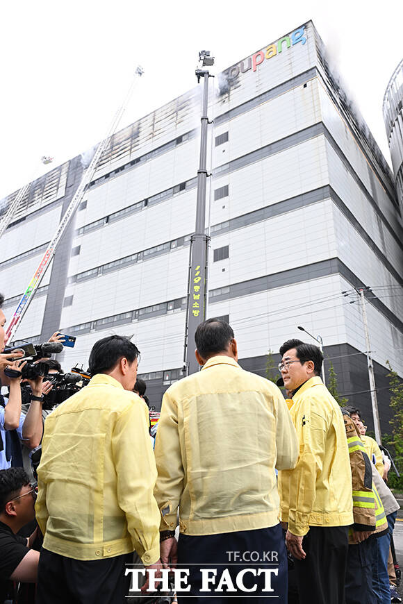 박찬대 인천시장(오른쪽)이 20일 오후 사흘째 화재가 이어지고 있는 인천 서해구 쿠팡32물류센터를 찾아 현장을 둘러보고 있다. /인천=김성렬 기자