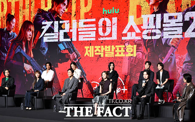 이권 감독과 배우 오카다 마사키, 현리, 김민, 정윤하, 금해나, 조한선, 김혜준, 이동욱(왼쪽부터)이 20일 서울 영등포구 여의도 콘래드 서울 호텔에서 열린 디즈니+ 오리지널 시리즈 '킬러들의 쇼핑몰 시즌2' 제작발표회에 참석해 포즈를 취하고 있다. /이새롬 기자