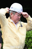  안전모 착용하는 윤호중 행안부 장관 [포토]