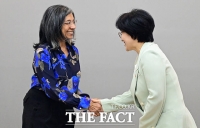  비나이퍼 노로지 오픈소사이어티재단 회장과 인사 나누는 원민경 장관 [포토]