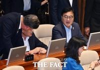  우원식 전 국회의장 '어색해진 본회의장' [TF사진관]