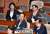  본회의 참석한 이진숙 의원 [포토]