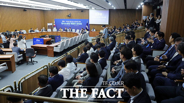 한병도 더불어민주당 대표 직무대행 겸 원내대표(가운데)가 21일 오후 서울 여의도 국회에서 열린 ‘국민을 위한 형사사법체계 개혁 형사소송법 개정안 공청회’에 참석해 모두발언을 하고 있다. /국회=배정한 기자