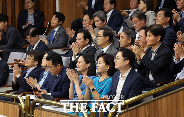 한병도 더불어민주당 대표 직무대행 겸 원내대표(가운데)가 21일 오후 서울 여의도 국회에서 열린 ‘국민을 위한 형사사법체계 개혁 형사소송법 개정안 공청회’에 참석해 모두발언을 하고 있다. /국회=배정한 기자