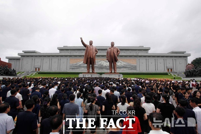 허종만 재일본조선인총연합회 의장은 성경 속 바벨탑 이야기를 인용하며 주체사상의 우월성을 강조했다. 사진은 지난 8일 평양 만수대 언덕에 있는 김일성·김정일 동상을 찾은 북한 주민들 모습. /AP. 뉴시스.