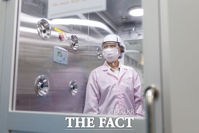 추미애 경기도지사가 21일 화성시 ASM 혁신제조센터를 찾아 생산시설을 둘러보고 있다. /경기도